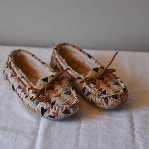 𝅺Minnetonka Kaleidoscope Faux Fur Lined Cally Moccasin Slippers Size 6